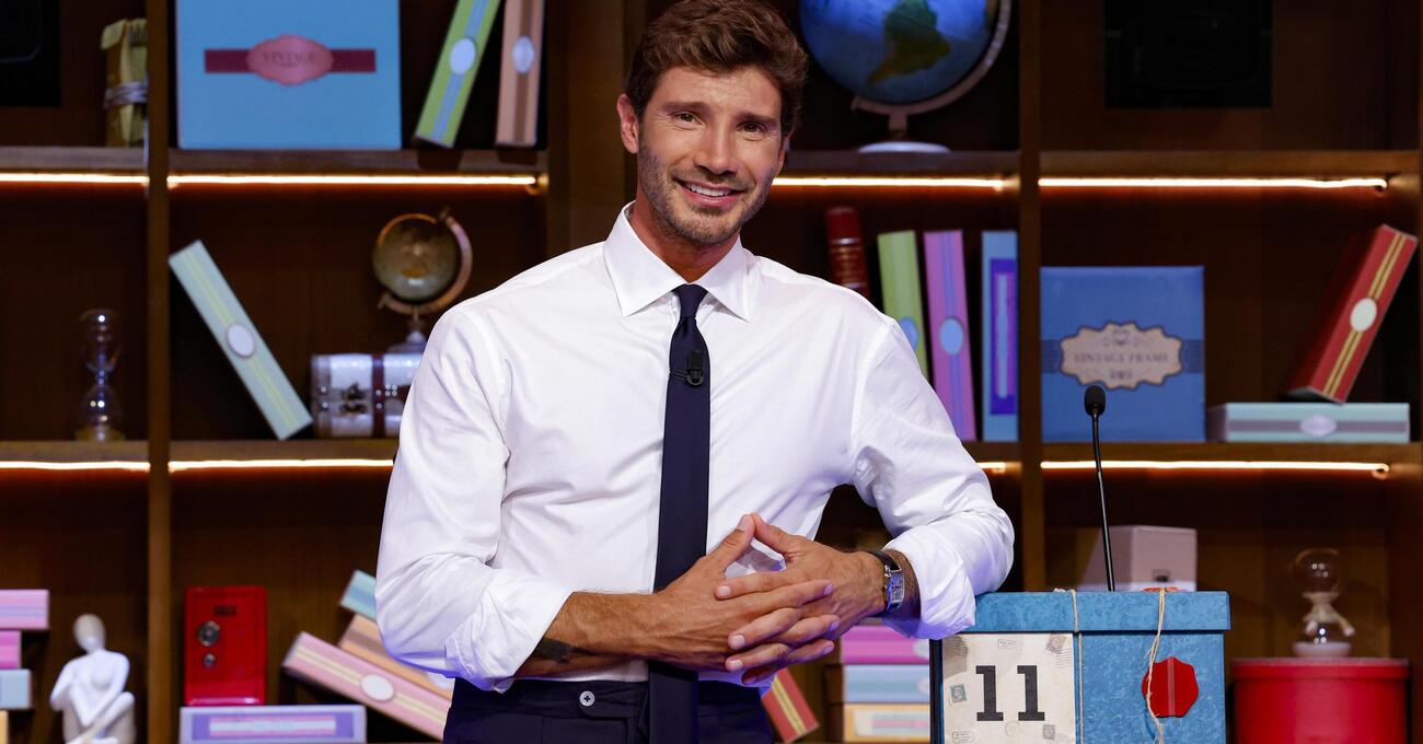 La crisi degli ascolti Rai? Non &egrave; un pacco: dal Tg1 ad Affari Tuoi con De Martino contro la Ruota della Fortuna, cosa sta succedendo a Viale Mazzini?