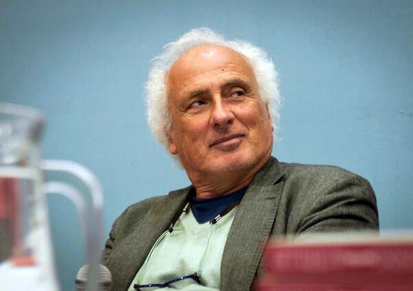 Addio a Stefano Benni, lo scrittore che &egrave; sempre stato un &quot;classico&quot; (e non un &quot;cult&quot;)! Il Bar Sport, il jazz e le battute fulminanti, come vogliamo ricordarlo? Leggendo i suoi libri ad alta voce