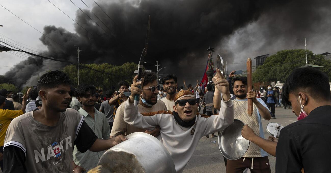 &Egrave; la prima rivoluzione social? In Nepal i giovani protestano per la chiusura di Instagram e Facebook. Il Parlamento in fiamme e i morti: quello che sappiamo