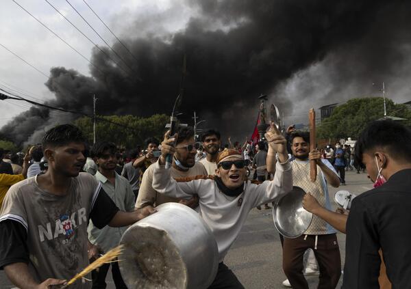 &Egrave; la prima rivoluzione social? In Nepal i giovani protestano per la chiusura di Instagram e Facebook. Il Parlamento in fiamme e i morti: quello che sappiamo