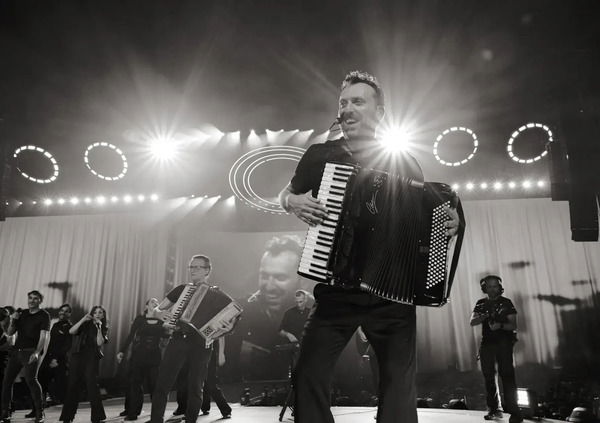 La lezione di Cesare Cremonini per non diventare schiavi dell&#039;AI? Continuare a studiare! E impara a suonare il sassofono (dopo la fisarmonica)