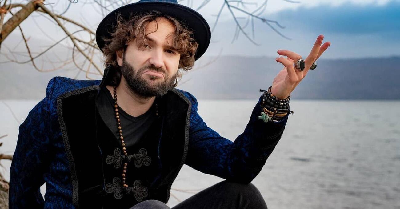 Sono qui per Caos, ma Barbascura X non c&#039;&egrave;? Rivolta dei &quot;pirati&quot; a Ostia Antica per lo spettacolo fantasma: biglietti venduti, artista ignaro, siti doppi, pubblicit&agrave; e smentite social. &Egrave; una truffa?