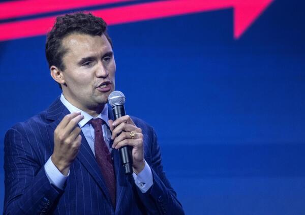 Stati disuniti: Charlie Kirk e Iryna Zarutska? Fucilate, pugnalate e violenza. Benvenuti in America, dove l&rsquo;unica risposta agli omicidi (che siano di un alleato di Trump o di una rifugiata ucraina) &egrave; la preghiera [VIDEO]