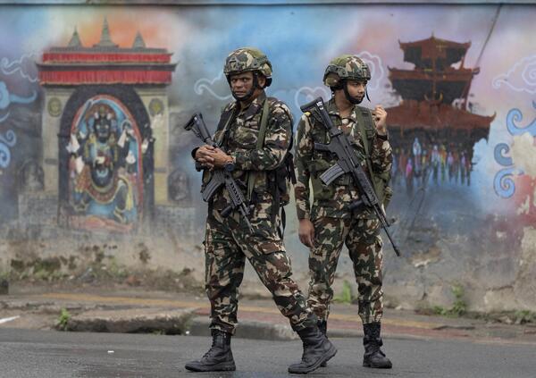 Il mondo in fiamme! Sono tornate le rivoluzioni colorate? Dal Nepal all&#039;Indonesia, dal Giappone alla Thailandia: perch&eacute; cadono solo i governi anti Usa (e pro Cina)? 