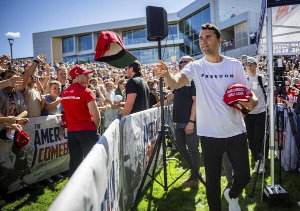 Charlie Kirk &egrave; gi&agrave; un martire Maga? La sua morte prova che la guerra culturale (per Trump &ldquo;un guerriero della verit&agrave;&rdquo;) si &egrave; spinta oltre i confini delle idee. E se c&#039;&egrave; lo scontro fisico...