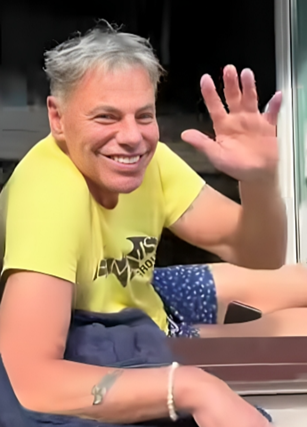 Clamoroso! Filippo Champagne su Davide Lacerenza ai domiciliari: &ldquo;Gli porto soldi e cibo dalla finestra&rdquo;. Ma il codice penale cosa dice? E sui debiti e il padre che gli ha tagliato i viveri&hellip;