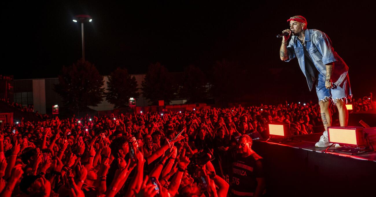 Siamo stati all&rsquo;EM16, il concerto di Emis Killa a Fiera Milano (Rho), ma com&#039;&egrave; stato? Oltre le polemiche, hip hop milanese in purezza: con Lazza e Baby Gang (poi arrestato), ma perch&eacute; Gu&egrave; ha bidonato?