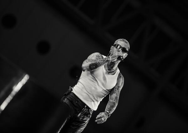 Siamo stati all&rsquo;EM16, il concerto di Emis Killa a Fiera Milano (Rho), ma com&#039;&egrave; stato? Oltre le polemiche, hip hop milanese in purezza: con Lazza e Baby Gang (poi arrestato), ma perch&eacute; Gu&egrave; ha bidonato?