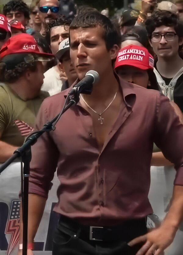 Ma chi &egrave; quel romanaccio nel video virale che parlava con Charlie Kirk? Lorenzo Caccialupi, che...