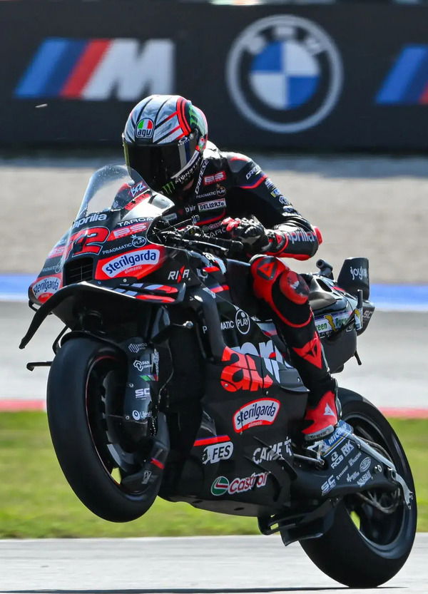 Il mirabolante venerd&igrave; di Marco Bezzecchi a Misano: &ldquo;Con Pecco ci rompiamo il ca**o. Dare la scia a Mart&iacute;n? Niente di pianificato, niente da aspettarsi in cambio&rdquo;