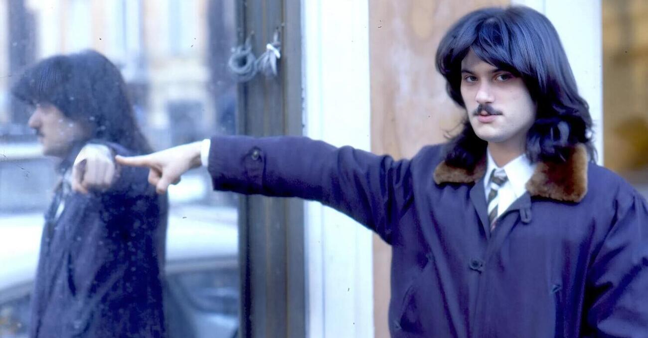 &quot;Enzo, perch&eacute; sei morto?&quot;. Avincola racconta (e canta) Carella: esce oggi &ldquo;Dolce tu per tu&rdquo;, viaggio in un&rsquo;Italia che non c&rsquo;&egrave; pi&ugrave; alla ricerca di un talento finissimo