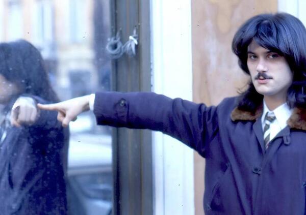 &quot;Enzo, perch&eacute; sei morto?&quot;. Avincola racconta (e canta) Carella: esce oggi &ldquo;Dolce tu per tu&rdquo;, viaggio in un&rsquo;Italia che non c&rsquo;&egrave; pi&ugrave; alla ricerca di un talento finissimo