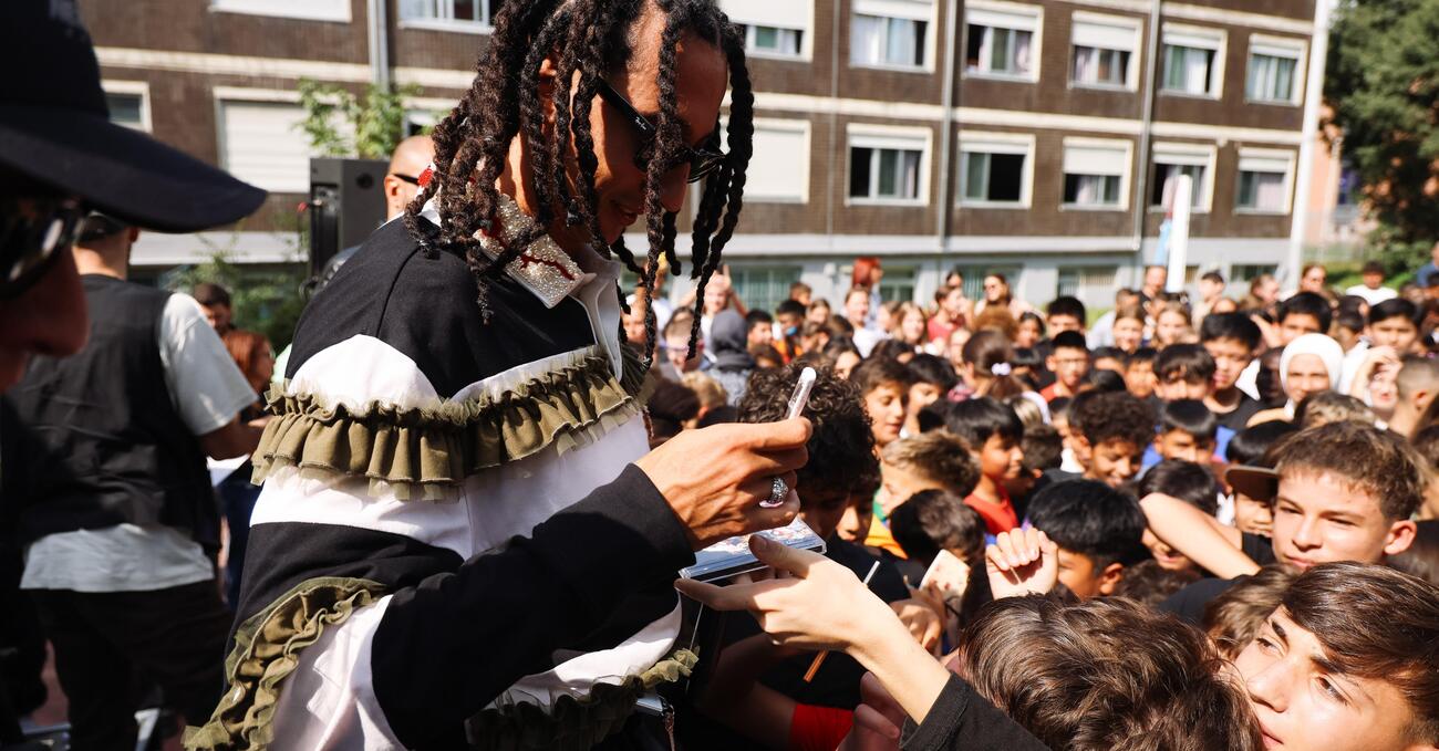 Ghali back to school: da sfigato bullizzato a rapper di successo, il cantante torna tra i banchi della sua vecchia scuola e incontra le nuove leve