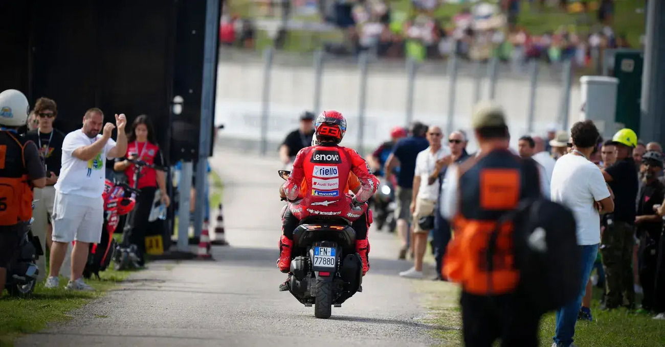 Aiuto, qualcuno fermi l&rsquo;insopportabile moralismo della MotoGP sulla caduta di Marc Marquez a Misano contro i tifosi che esultano in diretta