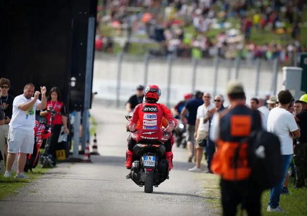Aiuto, qualcuno fermi l&rsquo;insopportabile moralismo della MotoGP sulla caduta di Marc Marquez a Misano contro i tifosi che esultano in diretta