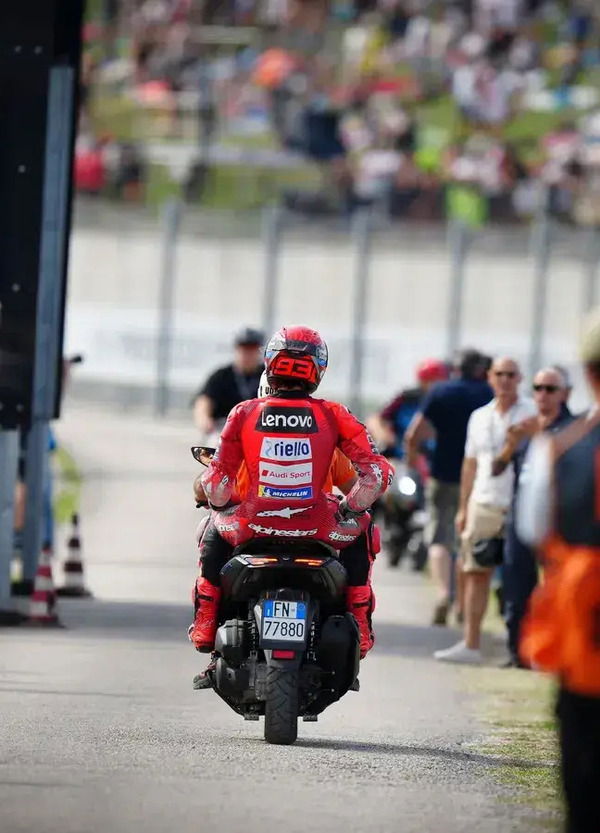 Aiuto, qualcuno fermi l&rsquo;insopportabile moralismo della MotoGP sulla caduta di Marc Marquez a Misano contro i tifosi che esultano in diretta