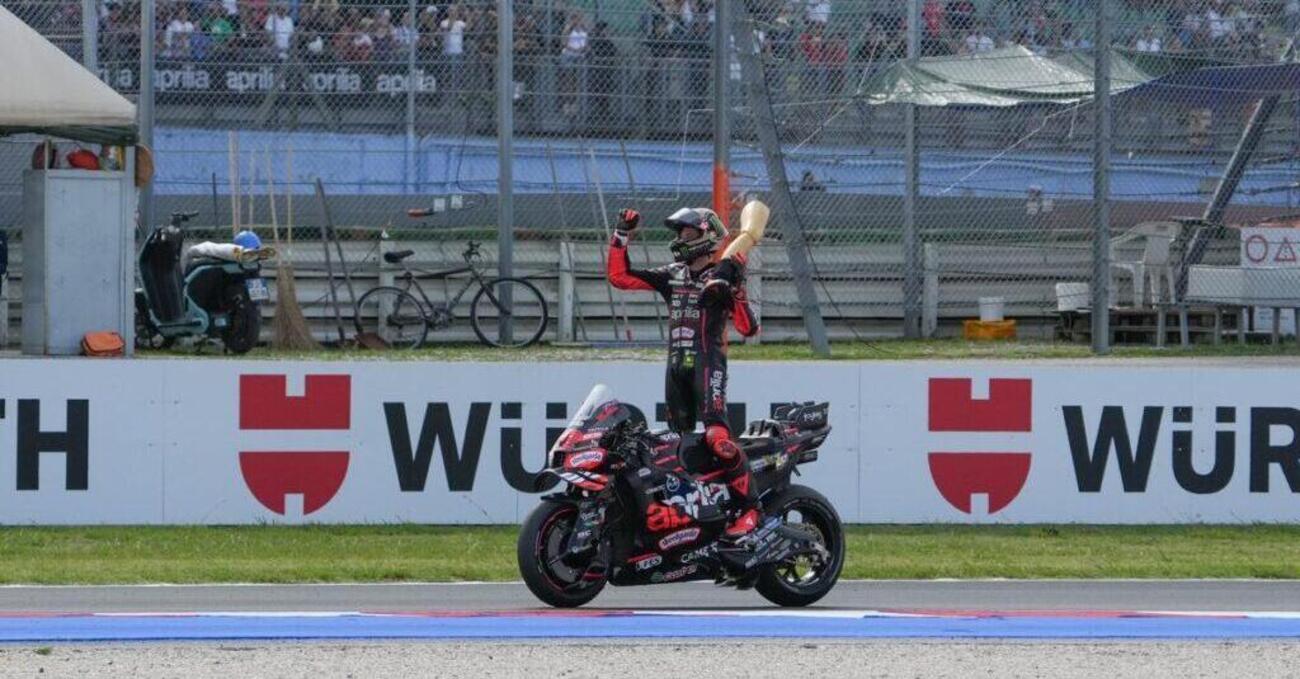 Abbiamo scoperto la vera storia della gamba di Aldo, Giovanni e Giacomo che Marco Bezzecchi s&rsquo;&egrave; portato sul podio della Sprint di Misano