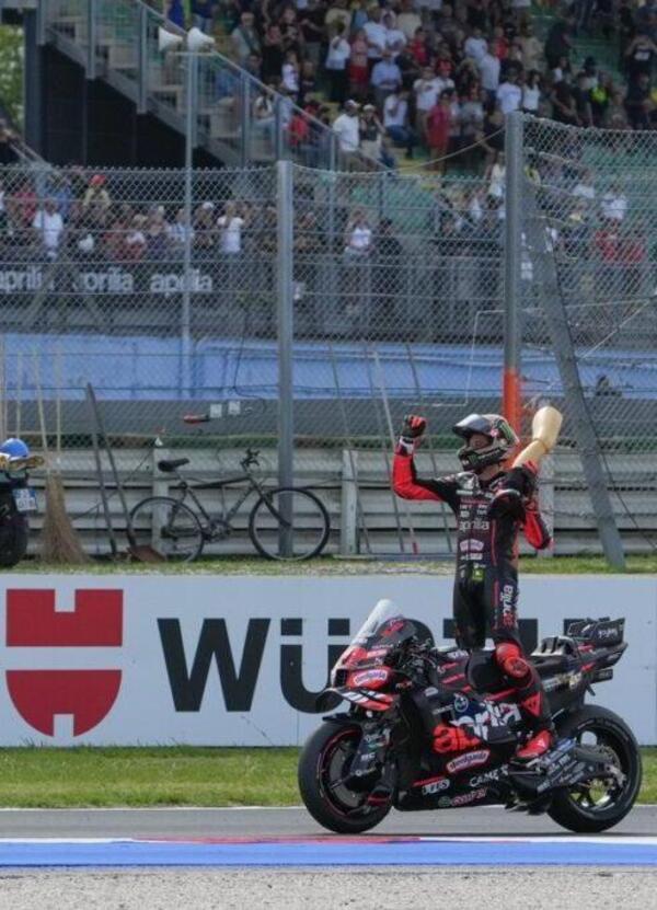 Abbiamo scoperto la vera storia della gamba di Aldo, Giovanni e Giacomo che Marco Bezzecchi s&rsquo;&egrave; portato sul podio della Sprint di Misano