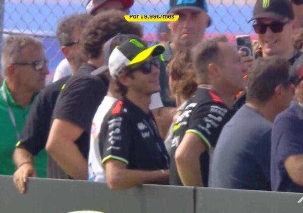Oh, ma state bene? Quel video virale di DAZN Spagna su Valentino Rossi al crash di Marc Marquez &egrave; peggio di fischi 