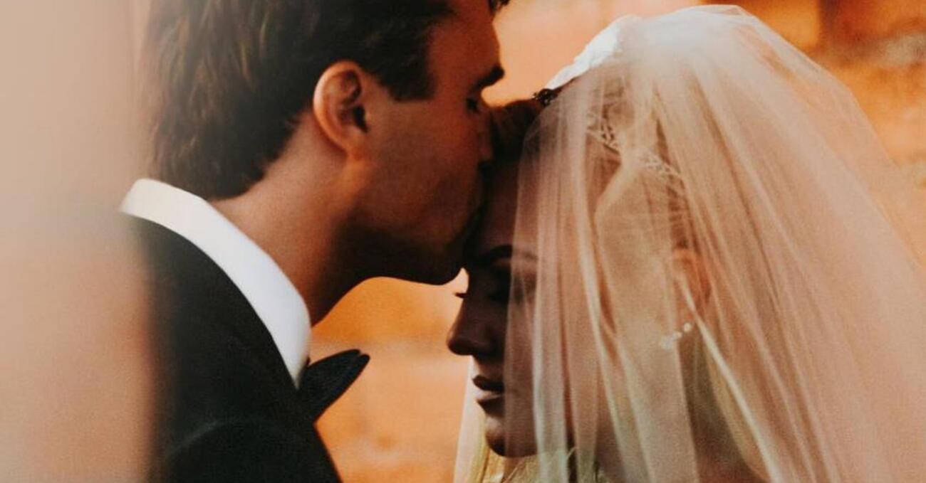 Se volete capire Charlie Kirk guardate il profilo Instagram di sua moglie Erika: &ldquo;Le mie foto preferite sono quelle in cui si vede l&rsquo;inizio di un bacio con mio marito&rdquo;. &Egrave; tutto qui