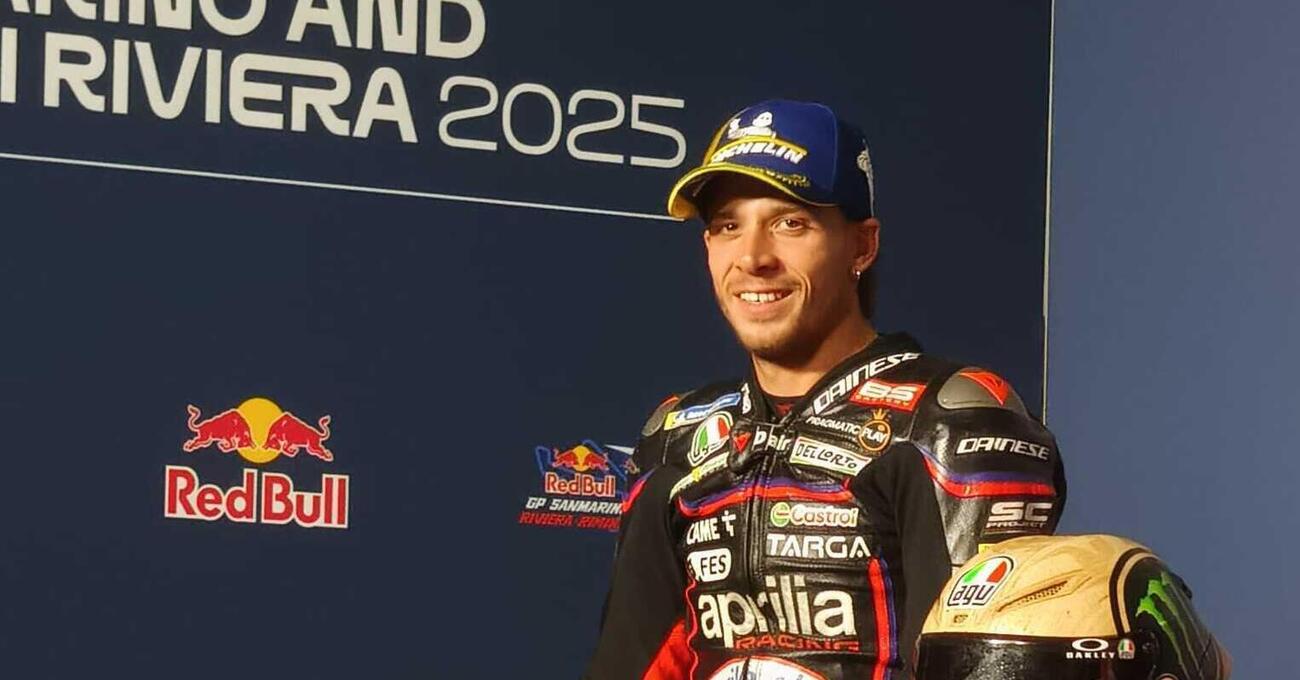 Chi &eacute; davvero Marco Bezzecchi? Un pilota scalzo, con una gamba di legno in mano, che &ldquo;spiazza&rdquo; Marc Marquez e &quot;minaccia&quot; quelli del suo box: &quot;ci vediamo tra un&#039;ora&quot;