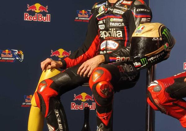 Chi &eacute; davvero Marco Bezzecchi? Un pilota scalzo, con una gamba di legno in mano, che &ldquo;spiazza&rdquo; Marc Marquez e &quot;minaccia&quot; quelli del suo box: &quot;ci vediamo tra un&#039;ora&quot;