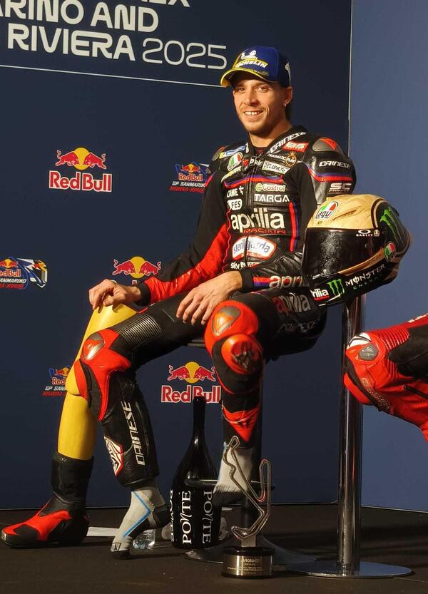 Chi &eacute; davvero Marco Bezzecchi? Un pilota scalzo, con una gamba di legno in mano, che &ldquo;spiazza&rdquo; Marc Marquez e &quot;minaccia&quot; quelli del suo box: &quot;ci vediamo tra un&#039;ora&quot;