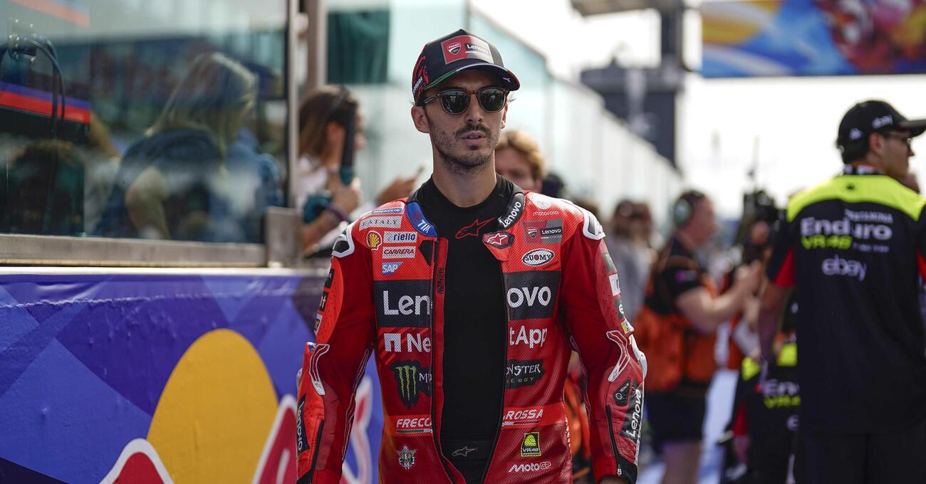 Caro Pecco Bagnaia, forse la soluzione ai tuoi problemi l&rsquo;ha data Marco Bezzecchi giocando sul piccolo disastro di un giornalista italiano