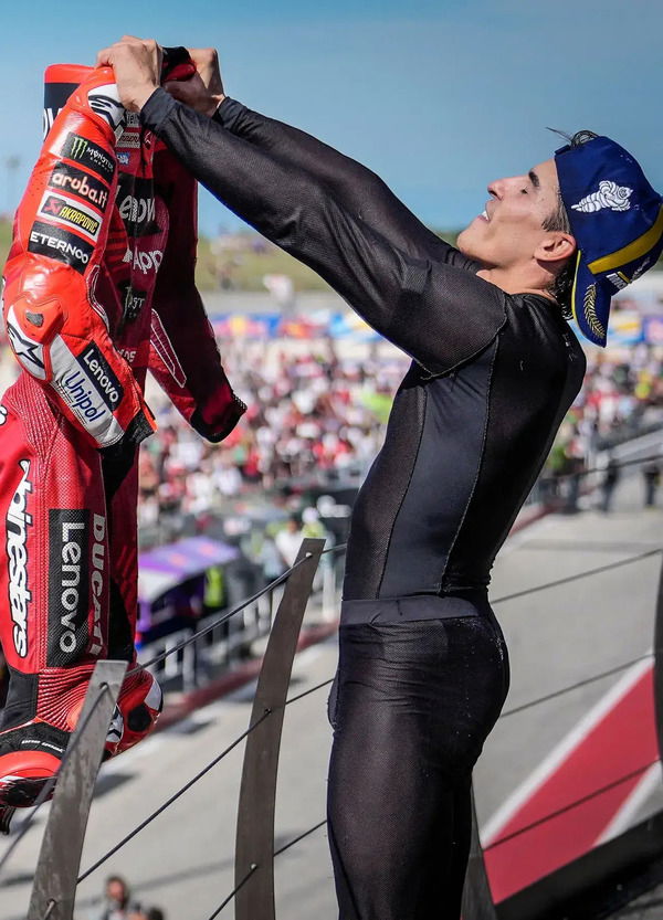 Non fate i furbi: Marc Marquez con l’esultanza alla Messi voleva solamente attaccare Valentino Rossi e la marea gialla. Ci è davvero riuscito?