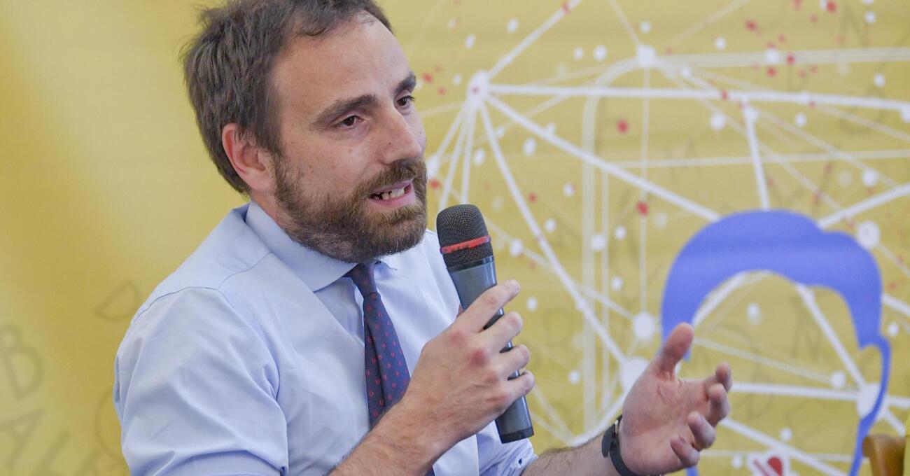 Stefano Cappellini, vicedirettore di Repubblica, rilancia una fake news su Charlie Kirk? In attesa del video completo &quot;a favore della schiavit&ugrave;&quot; anche la stampa rischia di seminare odio... 