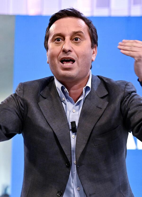 Ma David Parenzo &egrave; il nuovo Emilio Fede? Ecco come si &ldquo;modella&rdquo; tra Cairo (Aria che tira su La7), La Zanzara con Cruciani e potenti. Meno mondano, forse, ma&hellip;