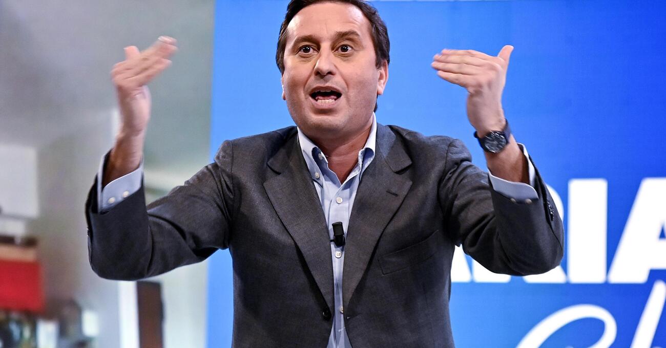 Ma David Parenzo &egrave; il nuovo Emilio Fede? Ecco come si &ldquo;modella&rdquo; tra Cairo (Aria che tira su La7), La Zanzara con Cruciani e potenti. Meno mondano, forse, ma&hellip;