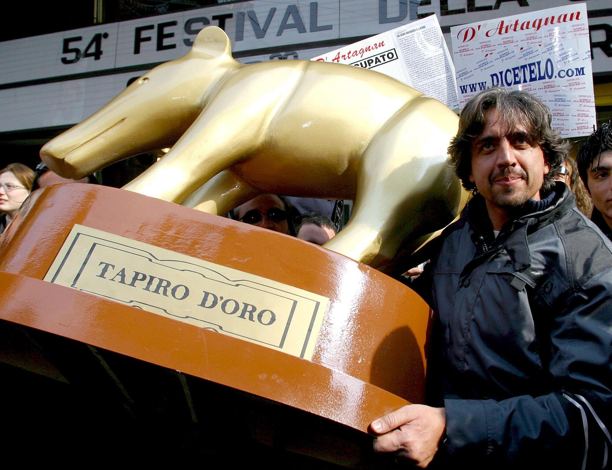 Valerio Staffelli con un Tapiro gigante