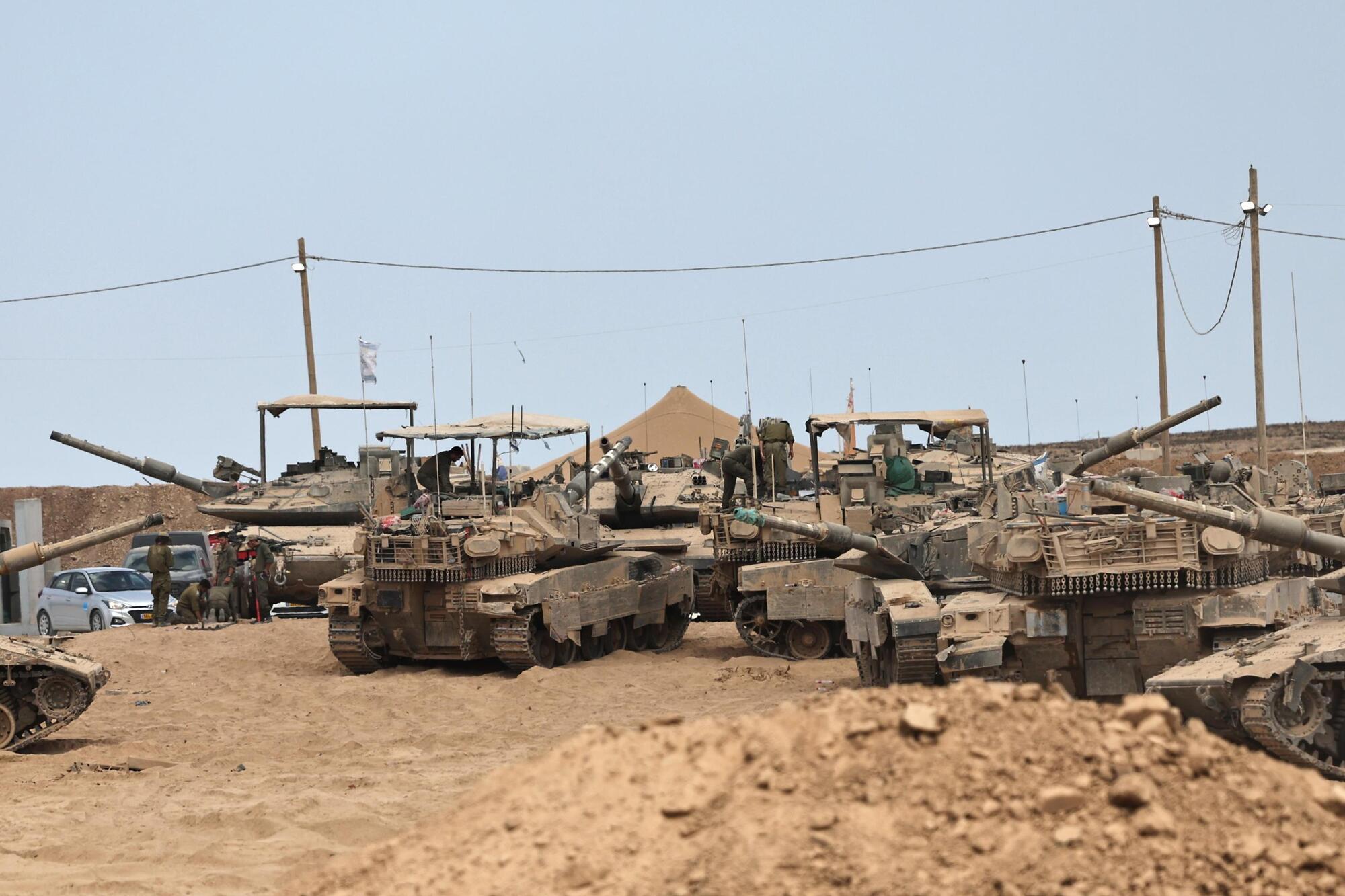 I carri armati israeliani alle porte di Gaza