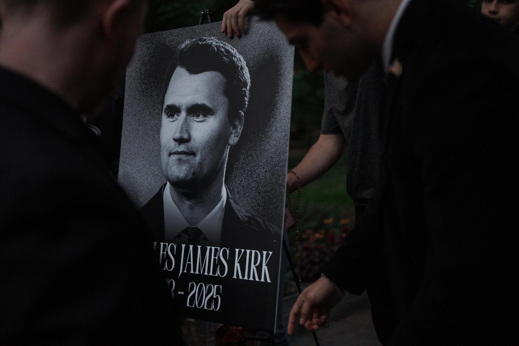 Una foto di Charlie Kirk durante la preghiera per lui organizzata per lui a New York