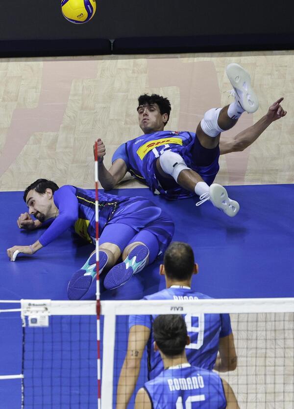 Italia, ma che fai? La Nazionale perde contro il Belgio (3-2) e si gioca tutto con l&rsquo;Ucraina. E la scena al Mondiale di volley se la prendono Lucchetta e Colantoni in telecronaca