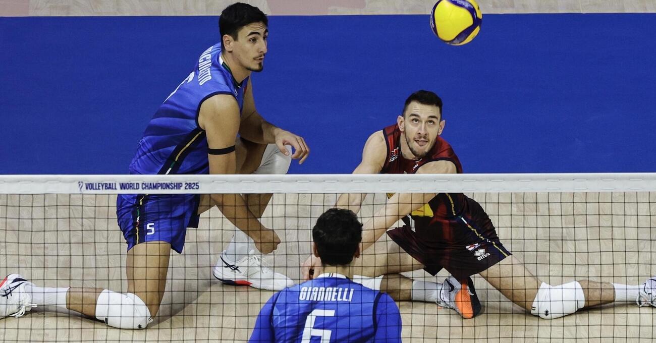 Italia, ma che fai? La Nazionale perde contro il Belgio (3-2) e si gioca tutto con l&rsquo;Ucraina. E la scena al Mondiale di volley se la prendono Lucchetta e Colantoni in telecronaca