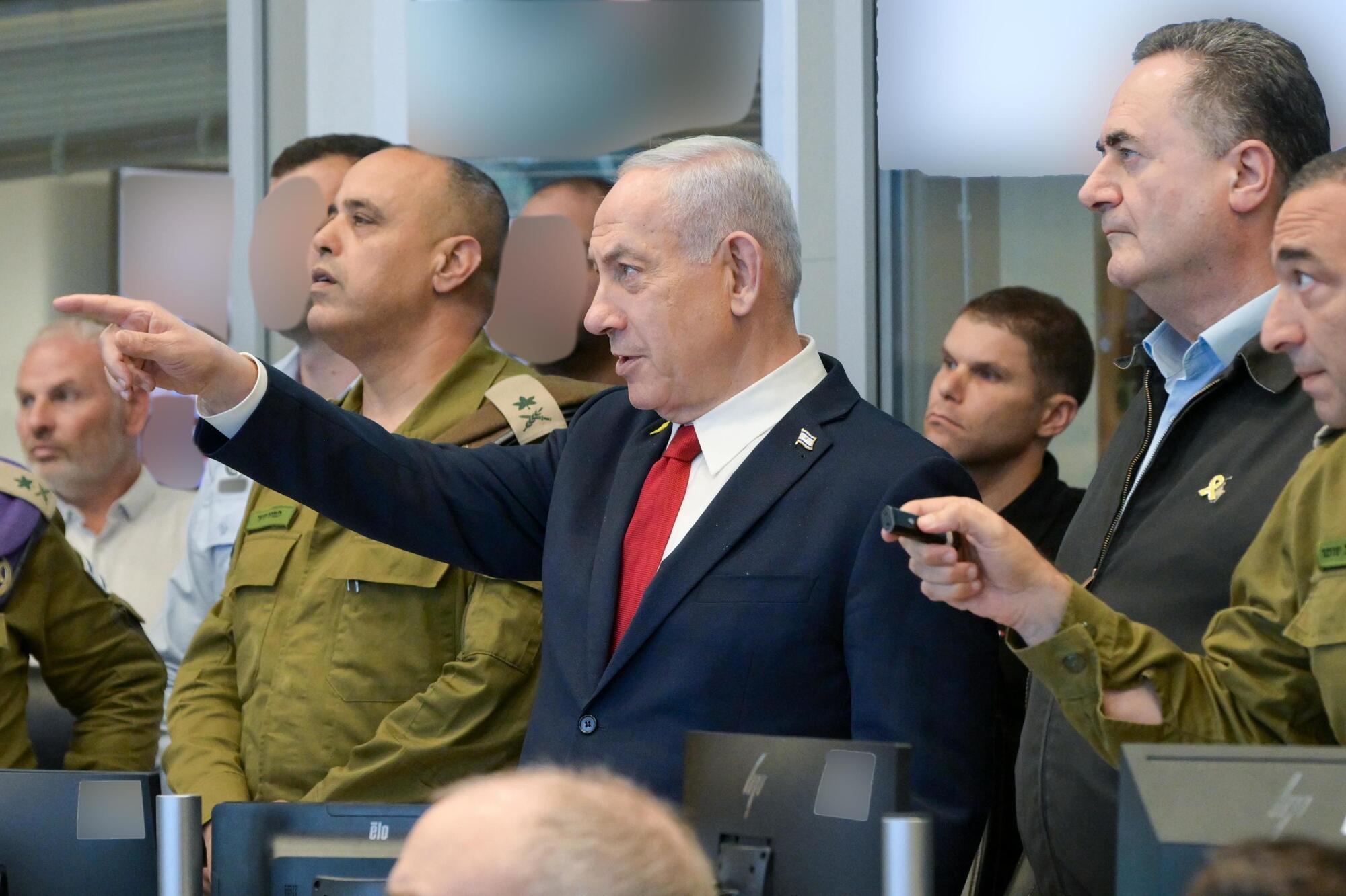 Il primo ministro israeliano, Benjamin Netanyahu, insieme ai militari delle Idf