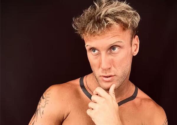 Lorenzo De Ferrari (Il Defe) &egrave; il filosofo che ci meritiamo? Tra Socrate e addominali di marmo, ricerca di identit&agrave; (da Fichte) a preghiere &quot;sexy&quot;, ma non sar&agrave; che lo &quot;Zac Efron italiano&quot; punta solo a scopa*e?