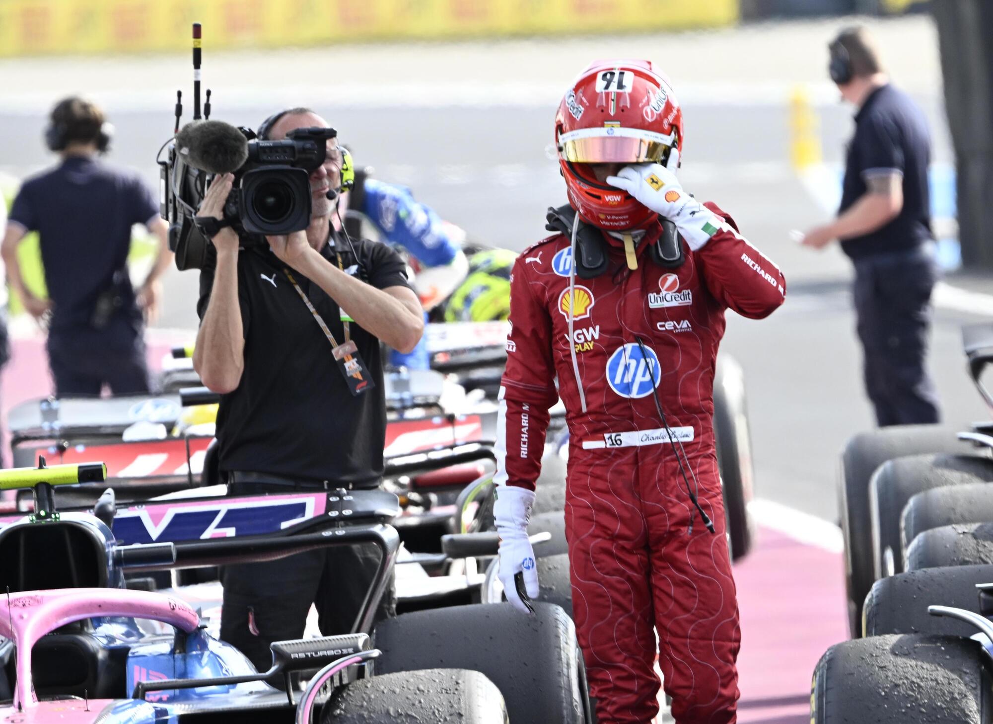 Charles Leclerc sconsolato dopo il Gran Premio d'Italia