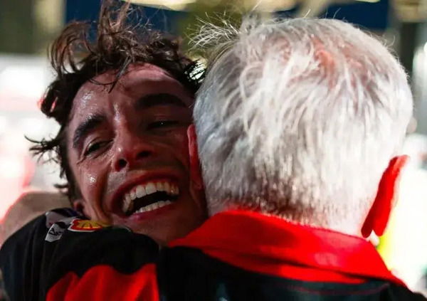 [VIDEO] &ldquo;Relax Davide!&rdquo;: mentre Marc Marquez gioca con Davide Tardozzi, Gigi Dall&rsquo;Igna avverte Pecco Bagnaia che &ldquo;un test non pu&ograve; bastare&rdquo;