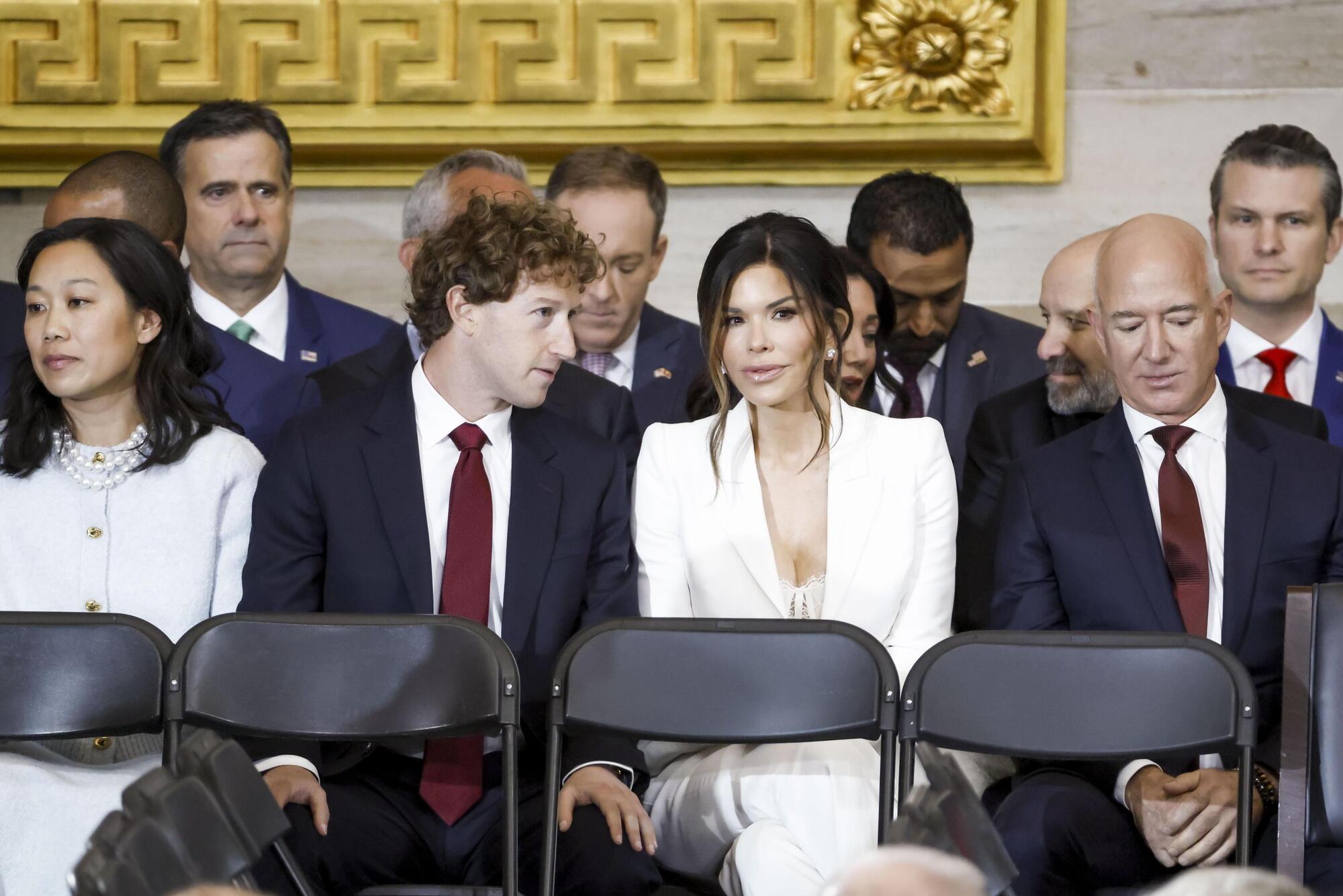 Bezos e Zuckerberg all'insediamento di Trump