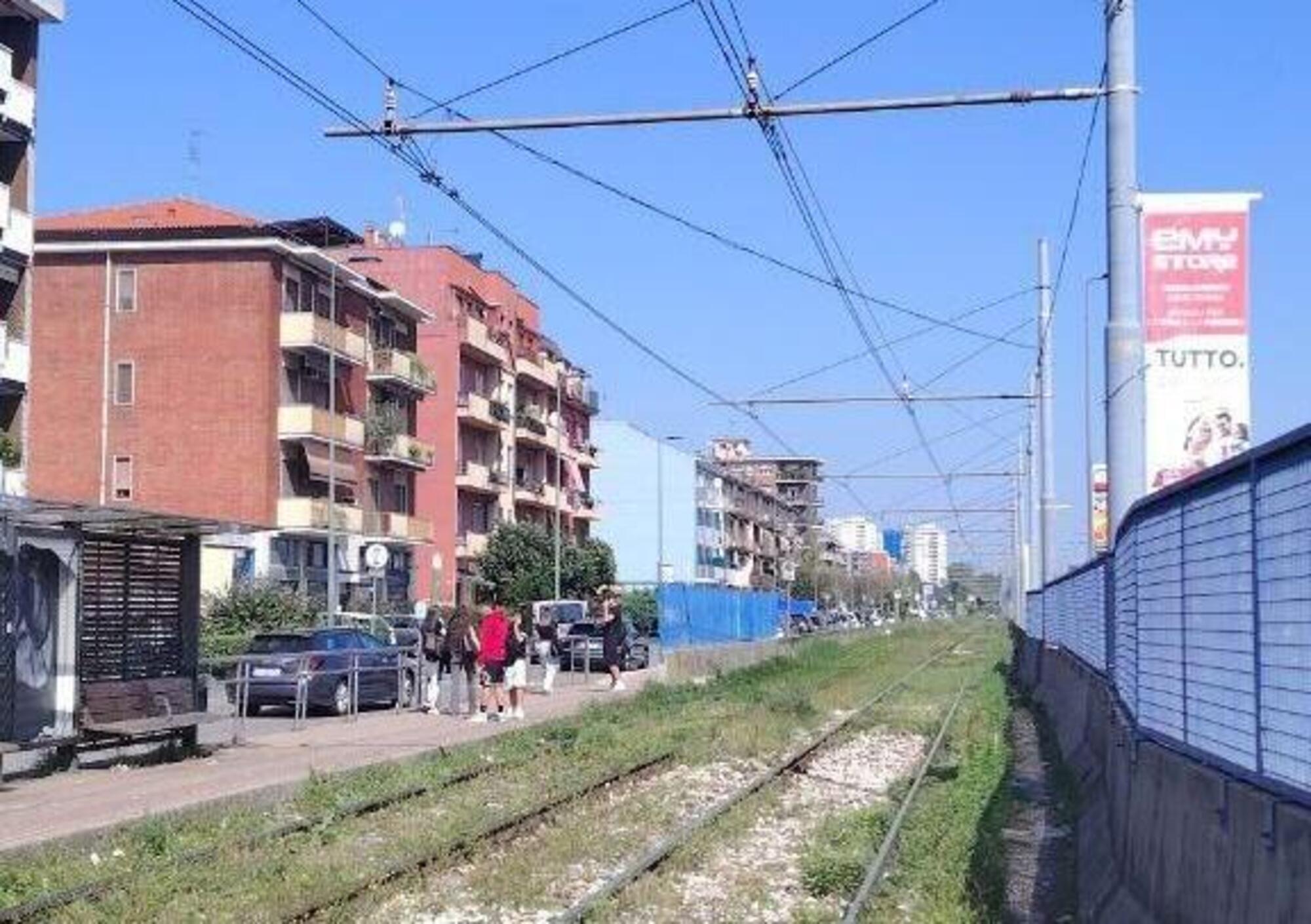 La fermata del 15 di via Curiel all&#039;angolo con via Lambro, Rozzano