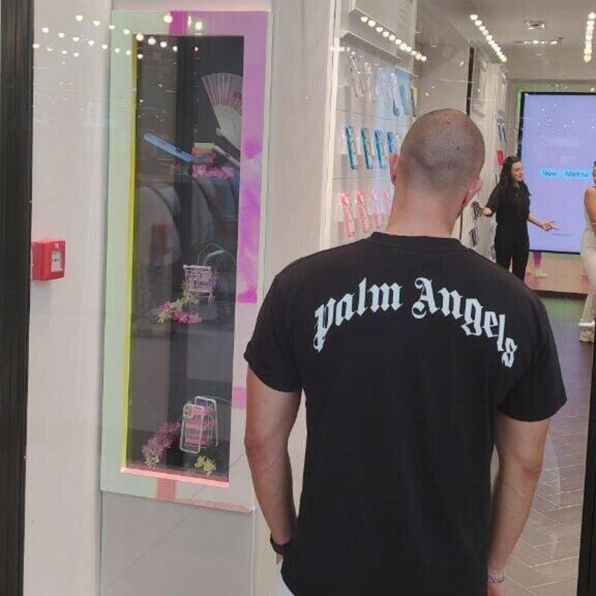 Cliente di New Martina a Rozzano con t-shirt Palm Angeles