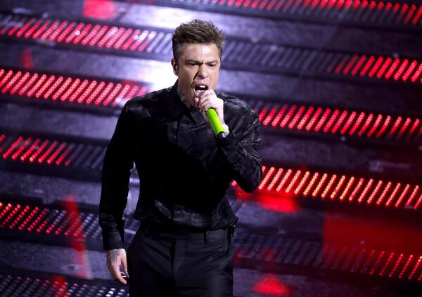 Siamo stati al concerto di Fedez al Forum, dopo il dissing a Sinner, ma com&#039;&egrave; stato? Le scuse al tennista, il ricordo di Chiara Ferragni e i featuring con Emis Killa, Berti e Michielin...
