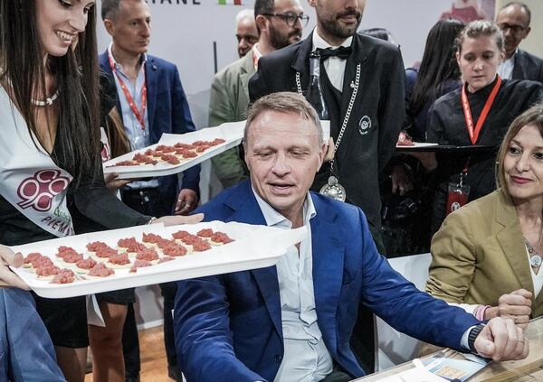 Piazze piene per la cucina italiana patrimonio dell&#039;Unesco? Aldo Grasso smonta l&rsquo;iniziativa: &ldquo;Il problema sono i dazi: l&igrave; si doveva scendere in piazza&rdquo;. E sullo &ldquo;Slow Food in salsa Lollobrigida&rdquo;&hellip;