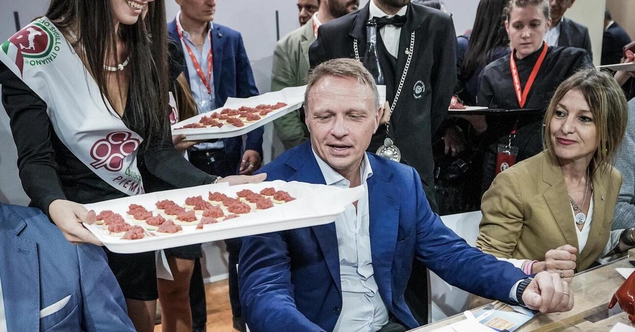 Piazze piene per la cucina italiana patrimonio dell&#039;Unesco? Aldo Grasso smonta l&rsquo;iniziativa: &ldquo;Il problema sono i dazi: l&igrave; si doveva scendere in piazza&rdquo;. E sullo &ldquo;Slow Food in salsa Lollobrigida&rdquo;&hellip;