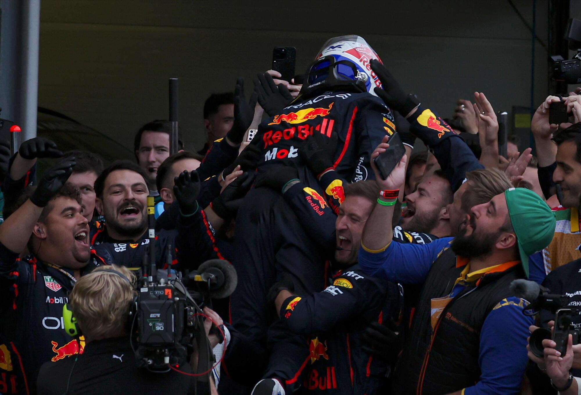 I festeggiamenti di Max Verstappen dopo la vittoria a Baku
