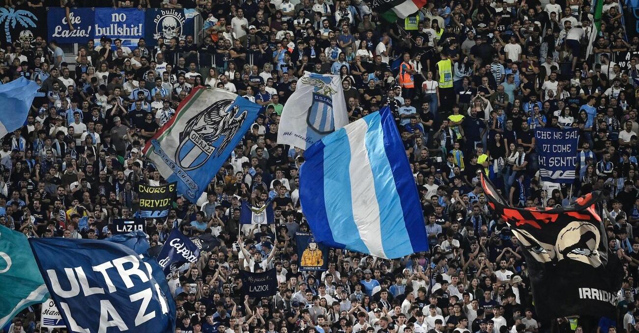 Nel giorno del derby a Roma si parla anche di politica: &ldquo;La ragione non si uccide. Rip Charlie Kirk&rdquo;. Vannacci chiama a Pontida, gli ultras della Lazio &ldquo;rispondono&rdquo; con uno striscione nella Capitale