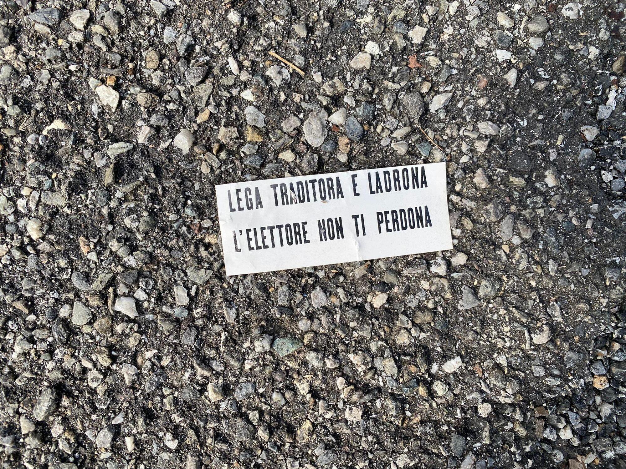 I bigliettini di protesta lasciati per le vie di Pontida